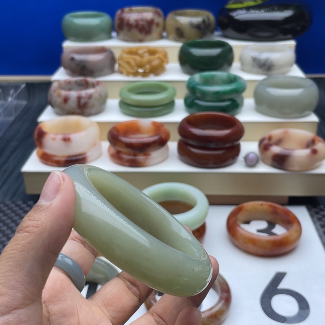 石英质玉手镯未镶嵌龙***里