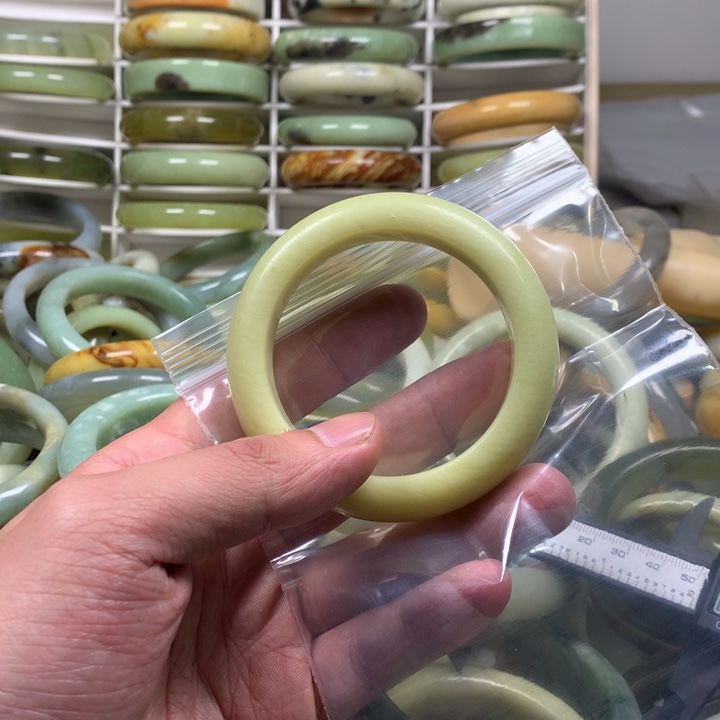 蛇纹石玉手镯未镶嵌生**式