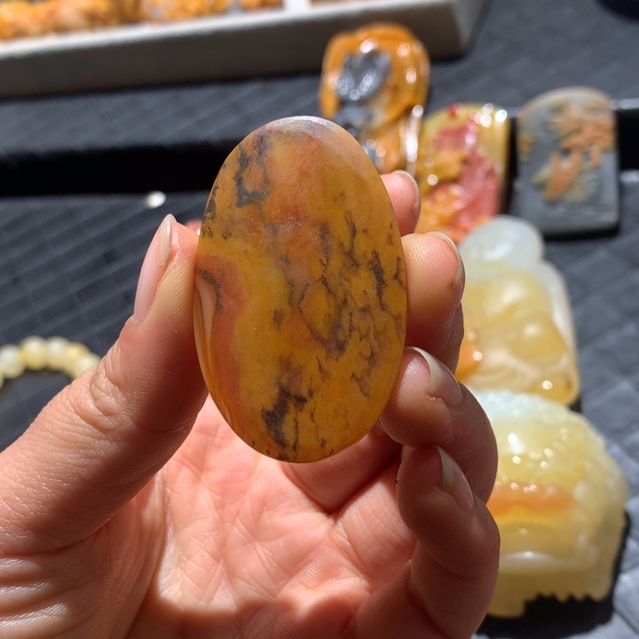 瑞***世石英质玉（黄龙玉）未镶嵌颈饰