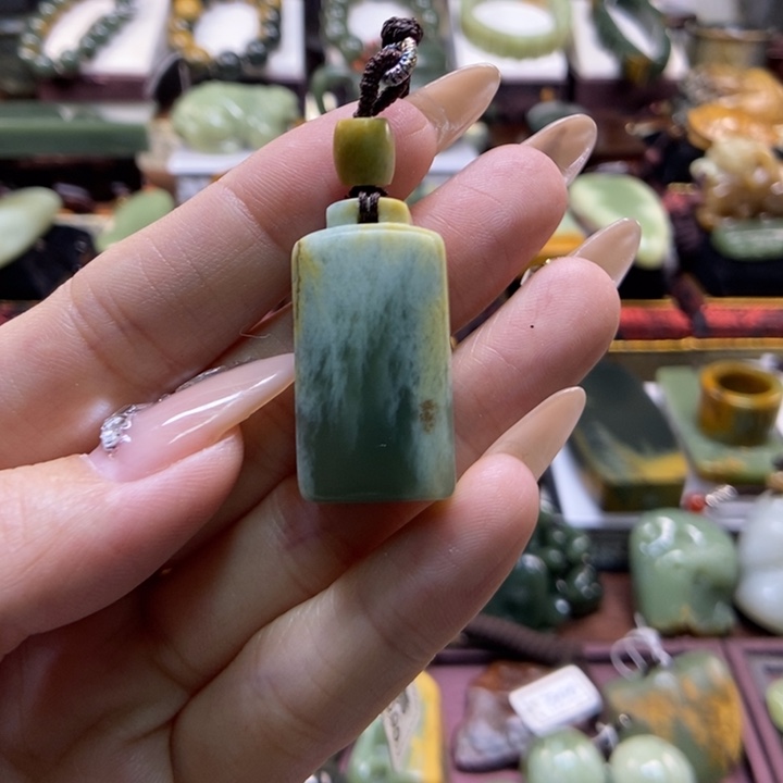 颈饰未镶嵌岫岩河磨玉（透闪石质玉）