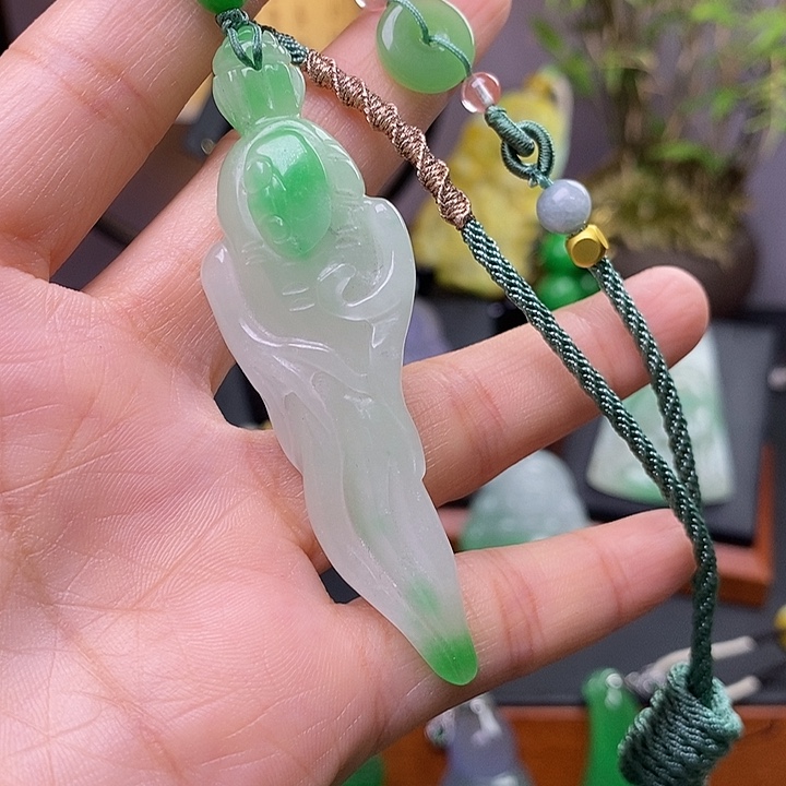 翡翠未镶嵌吊坠(赠链)