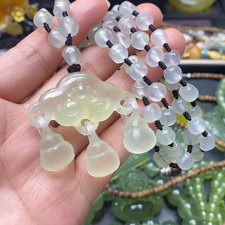 蛇纹石玉未镶嵌颈饰