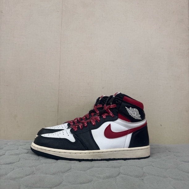 95新 AIR JORDAN 44码/aj1红钩黑脚趾/无原盒/95新/板鞋
