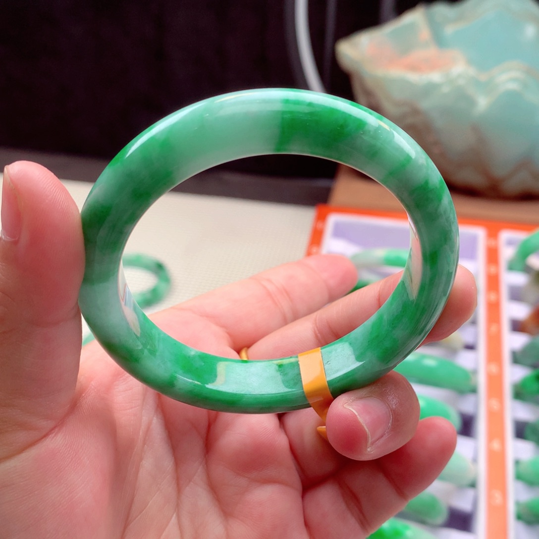 翡翠手镯未镶嵌翡翠