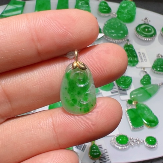 颈饰18K金镶嵌翡翠