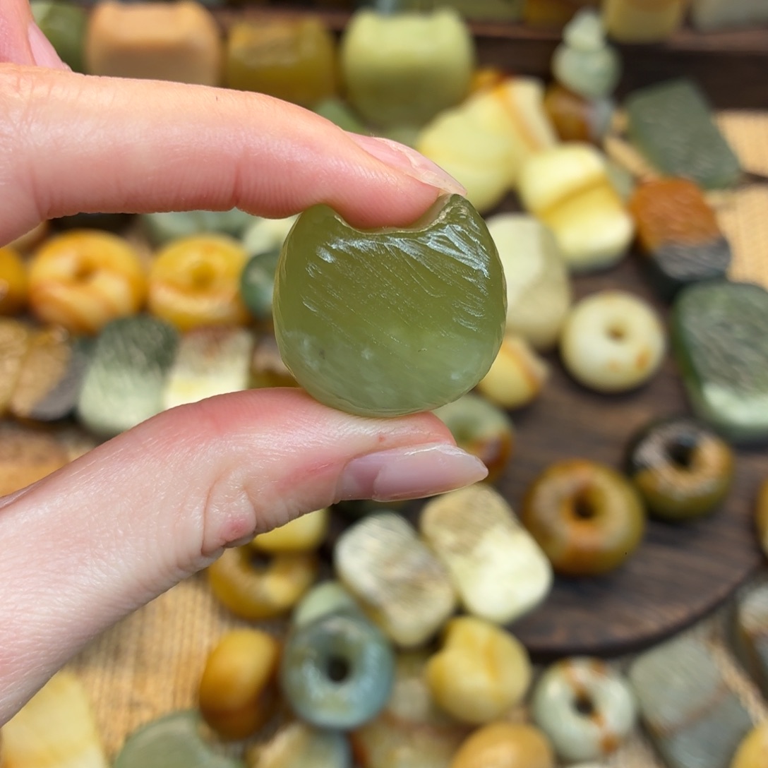 小***九蛇纹石玉未镶嵌颈饰