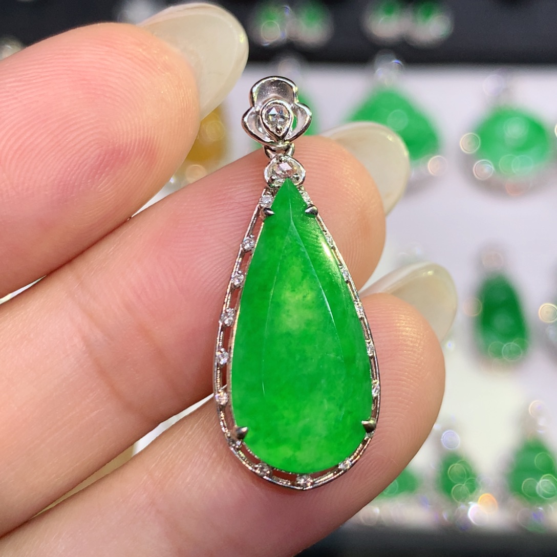 翡翠18K金镶嵌颈饰