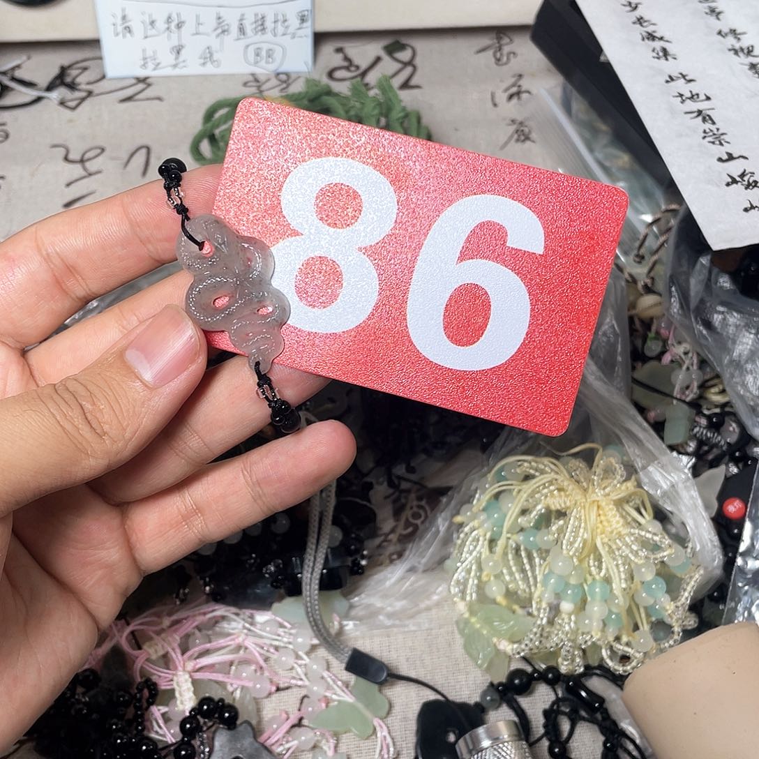 蛇纹石玉颈饰合金