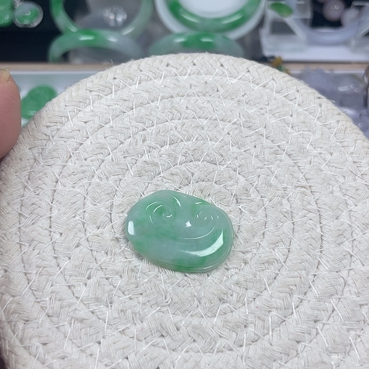 翡翠未镶嵌颈饰5、如意