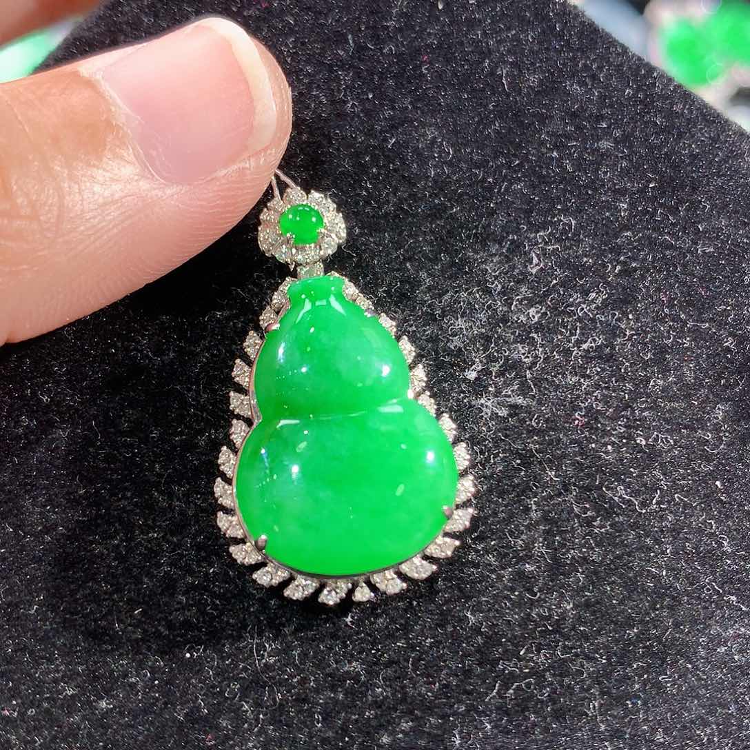 翡翠18K金镶嵌颈饰