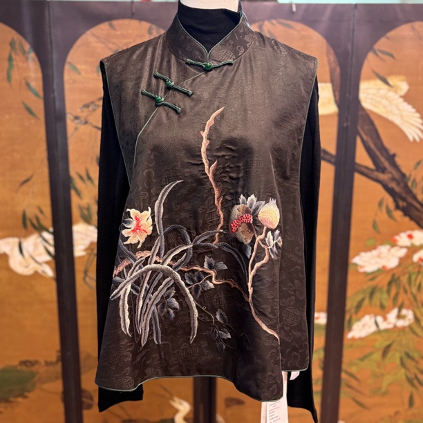 49044 新中式斜襟香云纱刺绣马甲，面料桑蚕丝，重工刺绣，建议干洗