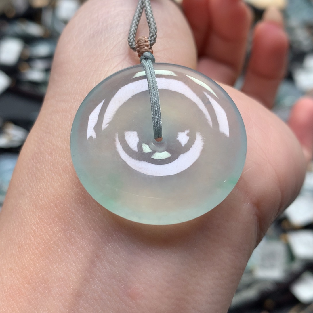 翡翠颈饰未镶嵌平安扣