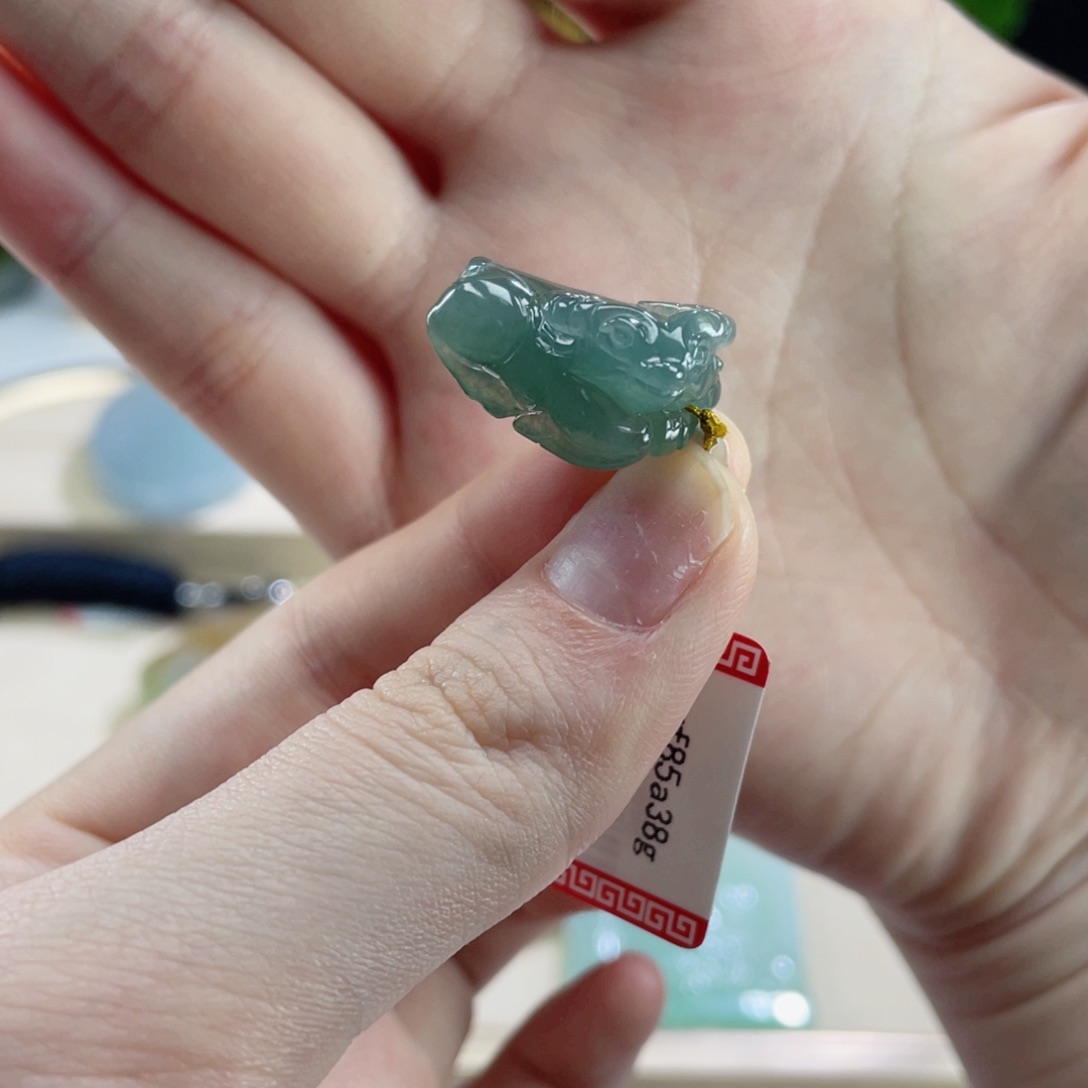 翡翠颈饰未镶嵌晶**透