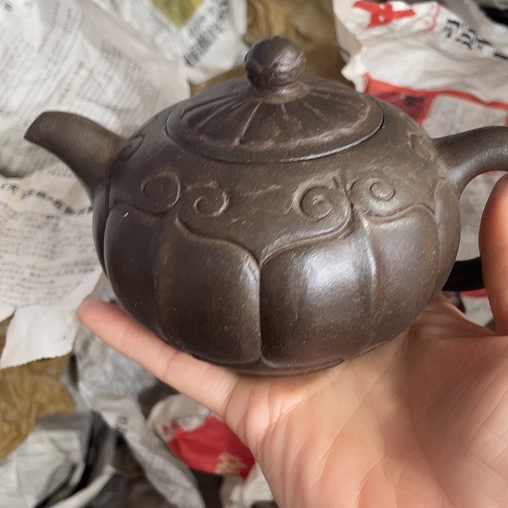 紫砂茶壶矿泥料手工制作的一把紫砂壶。