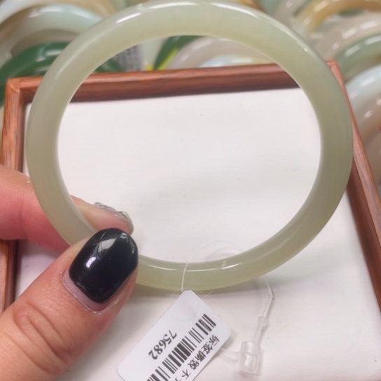 【闪购商品】和田玉手镯未镶嵌57