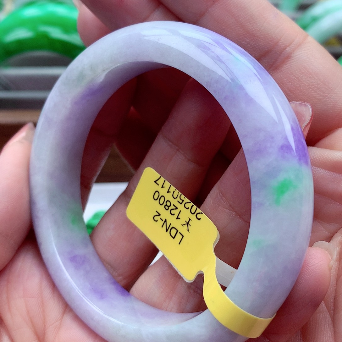 翡翠手镯未镶嵌翡翠