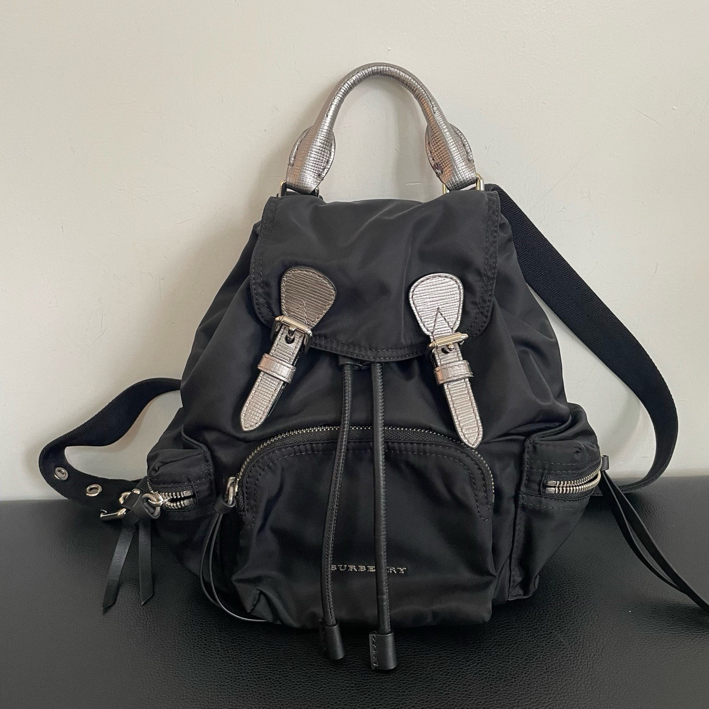 95新 BURBERRY/博柏利 99新 burberry 银标黑银尼龙双肩包 小号