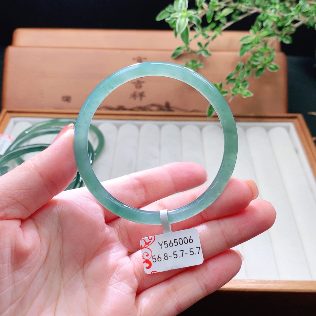 未镶嵌手镯（圆镯）翡翠