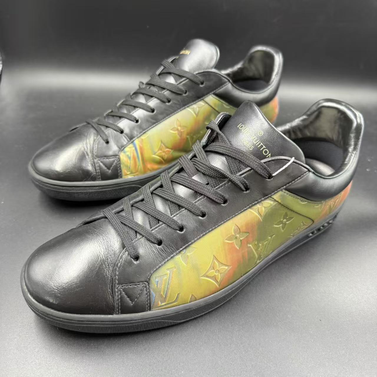 95新 LouisVuitton/路易威登 男士黑镭射老花板鞋42码 cat858