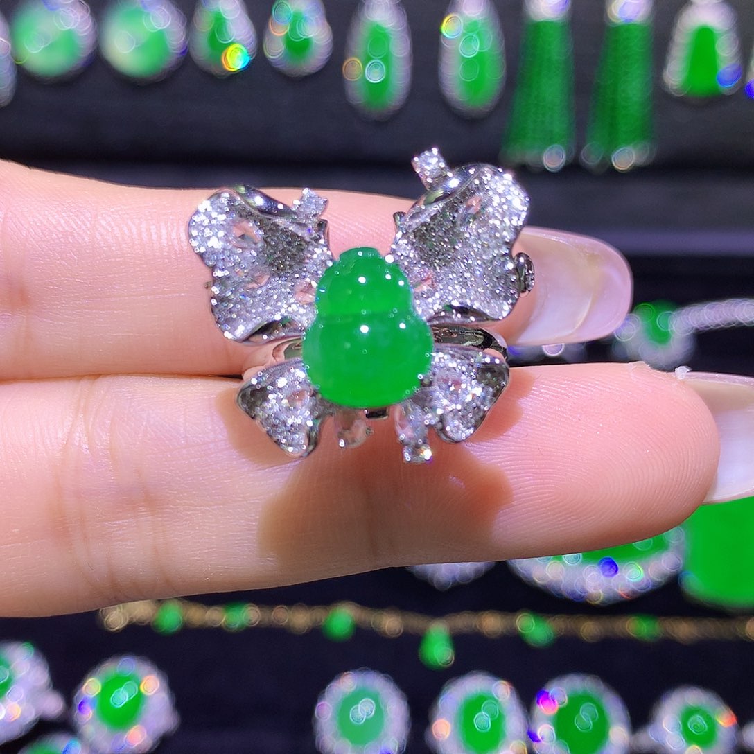 翡翠18K金镶嵌戒指高冰满绿