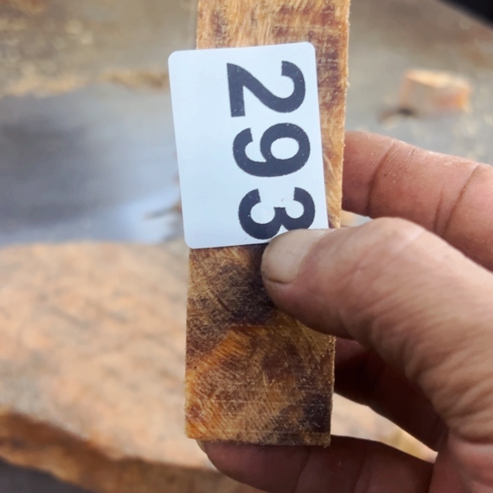 黎***云松木琥珀的颜色是