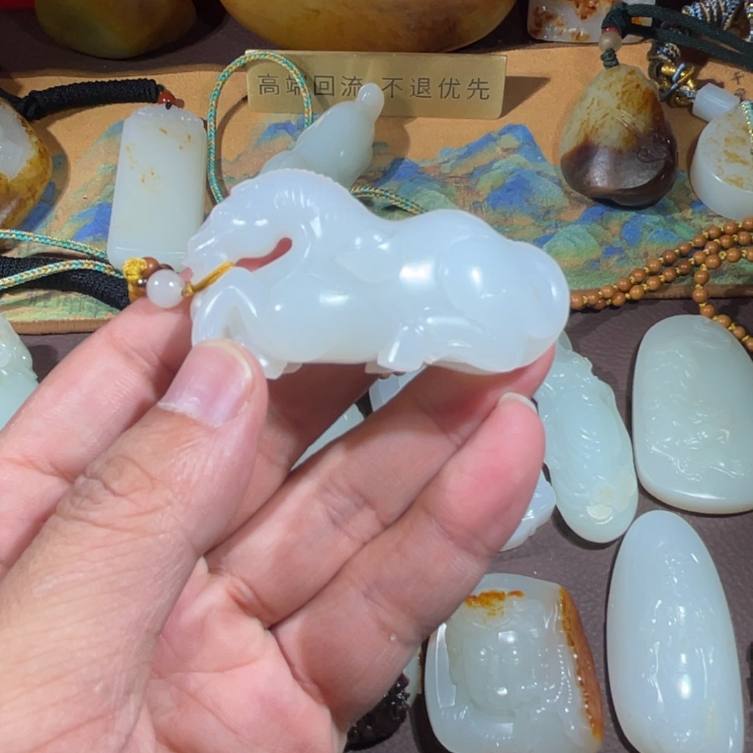 贵****和田玉未镶嵌颈饰