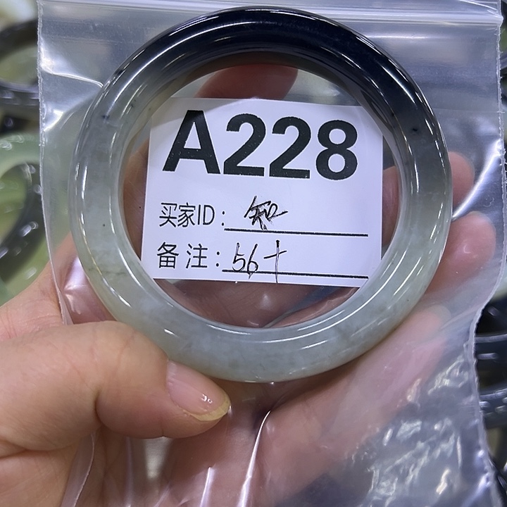 知***也蛇纹石玉未镶嵌手镯