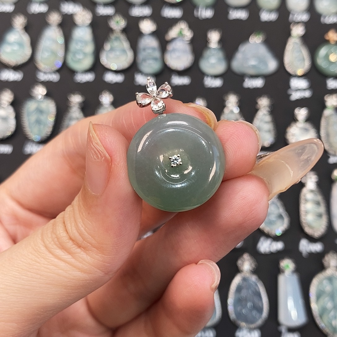 翡翠18K金镶嵌颈饰