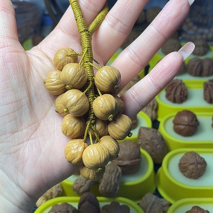 文玩核桃吊坠水晶葡萄