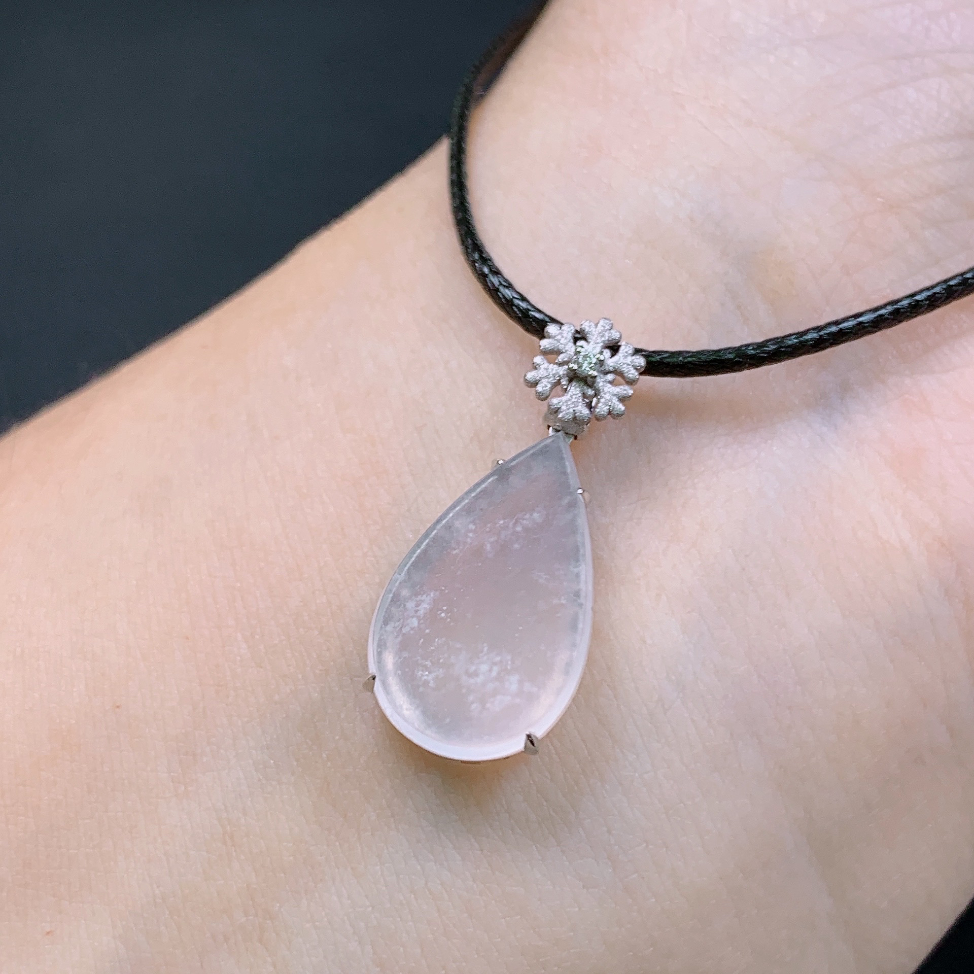 天然缅甸A货翡翠高冰雪花棉水滴无事牌吊坠女款精致锁骨链玉石