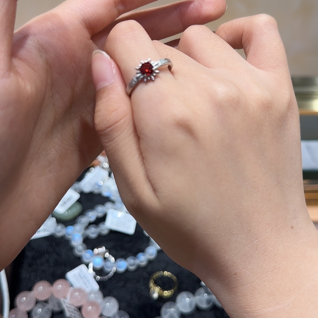 ***银S925镶嵌戒指石榴石