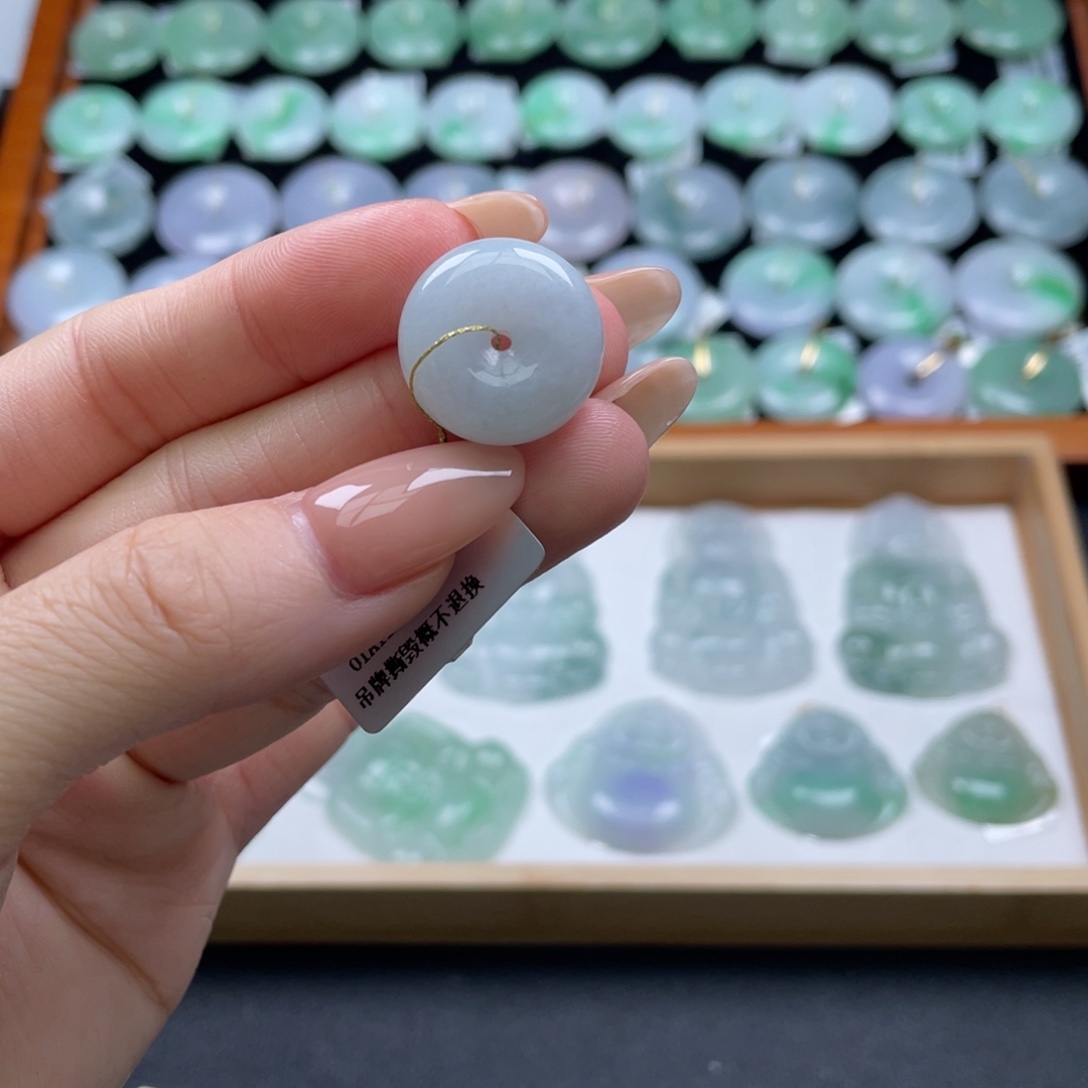 翡翠未镶嵌颈饰平安扣