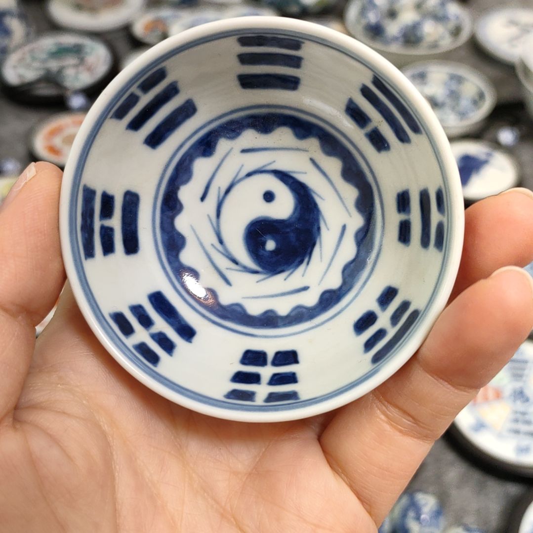 瓷片青花八卦杯子一个
