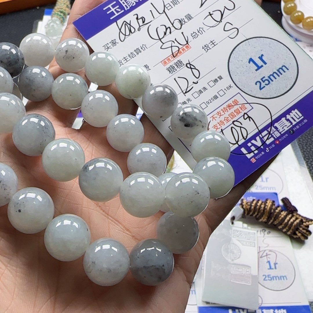 翡翠未镶嵌颈饰思*年