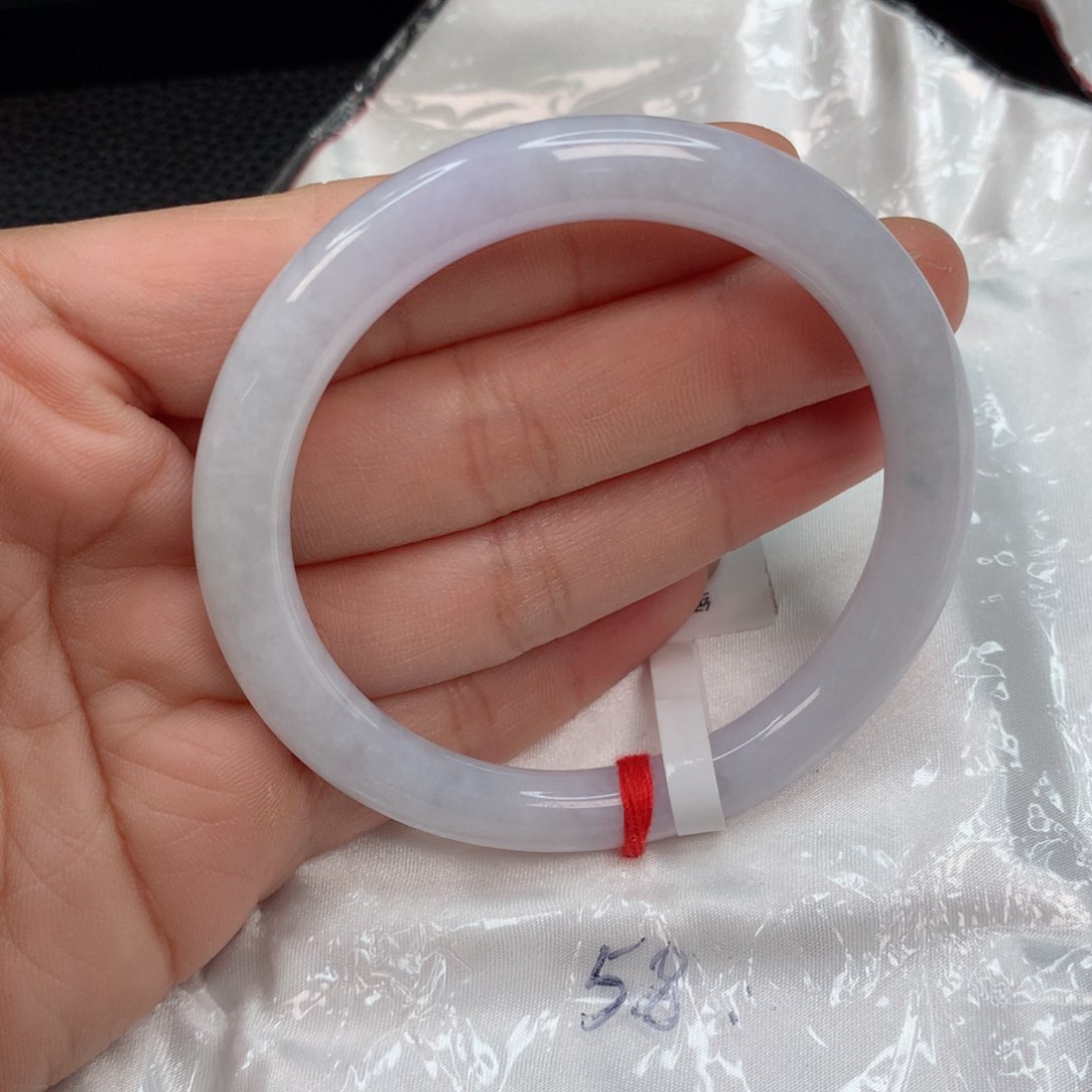 翡翠手镯未镶嵌喂****里………….