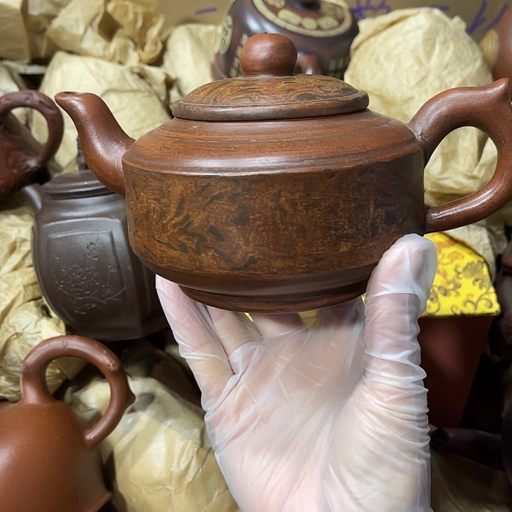 紫砂茶壶原矿泥料，手工制作的一把紫砂壶。