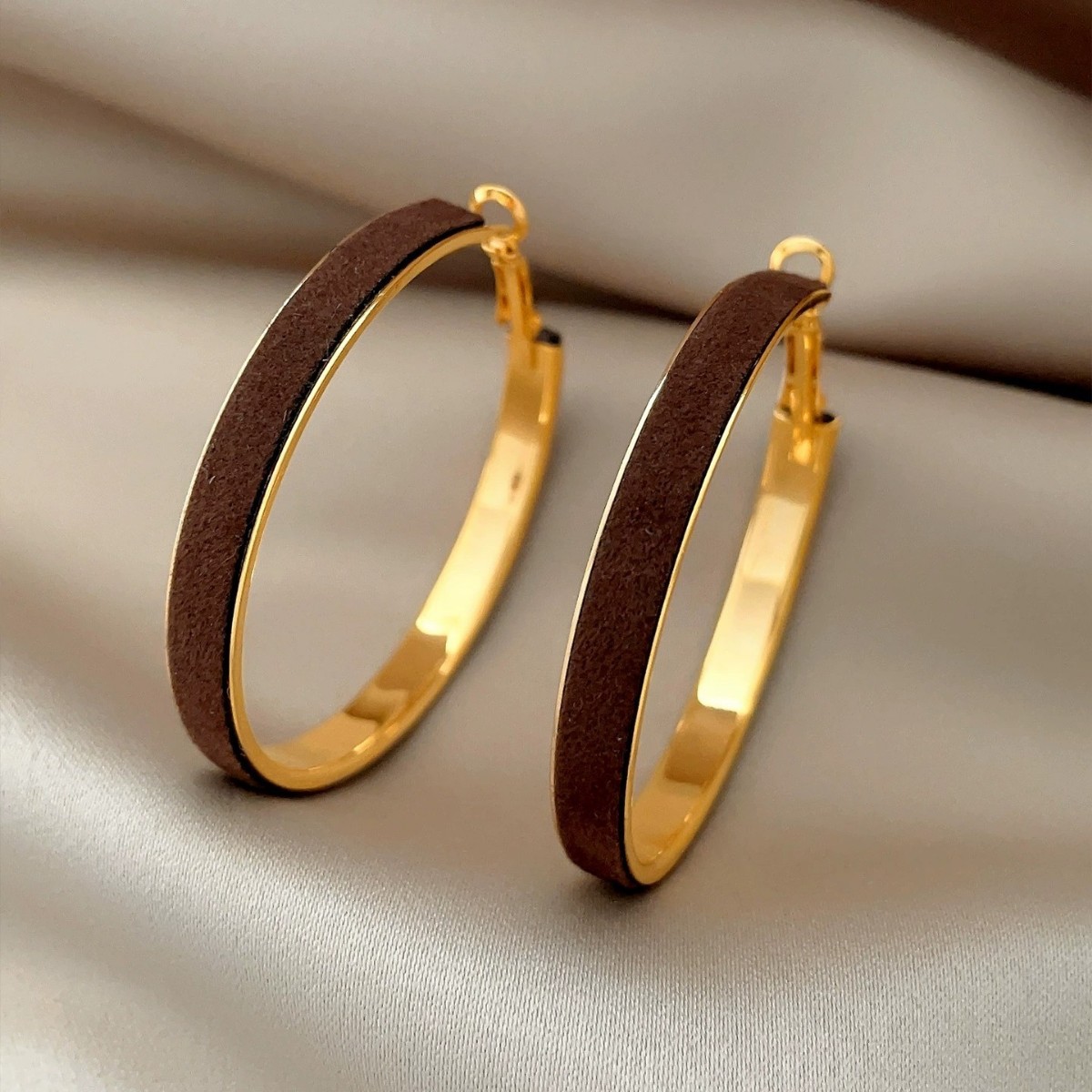 铜合金皮质耳饰 铜合金皮质耳饰 撞色皮质轻奢耳圈时尚简约耳饰