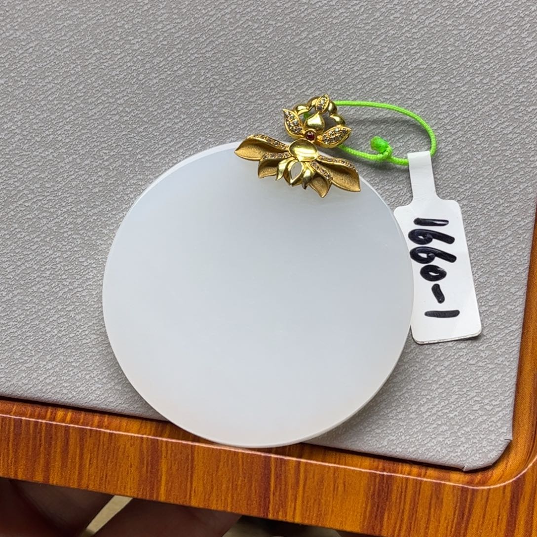 和田玉挂件18K金镶嵌年***盛