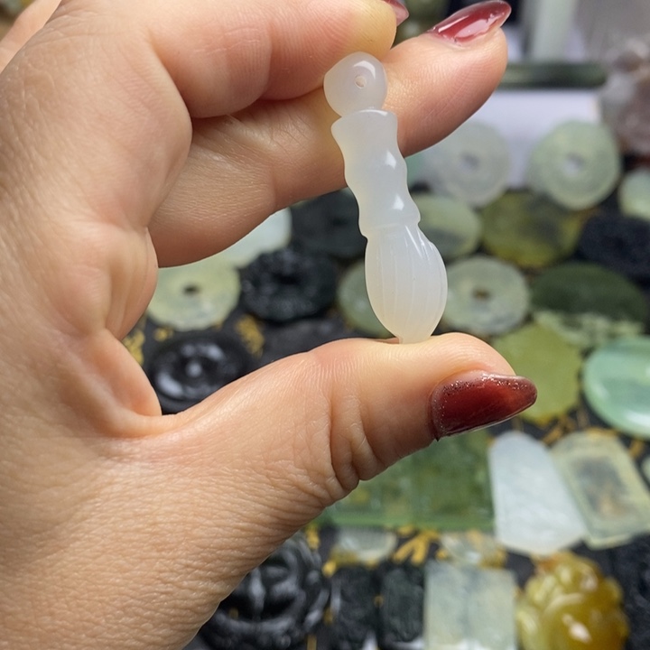 蛇纹石玉颈饰合金