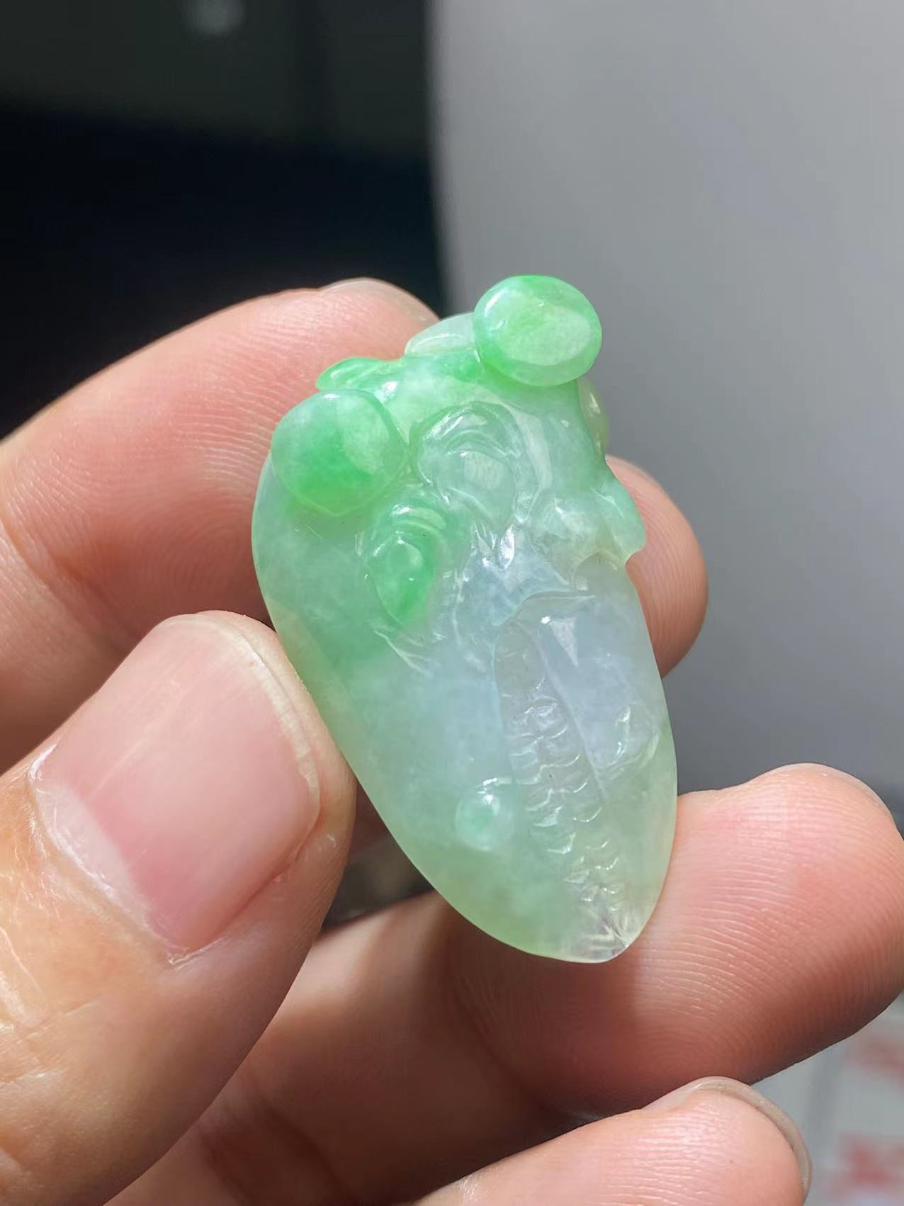 天然翡翠a货细糯化飘阳绿蟹钳吊坠特色件白底绿35-21-10