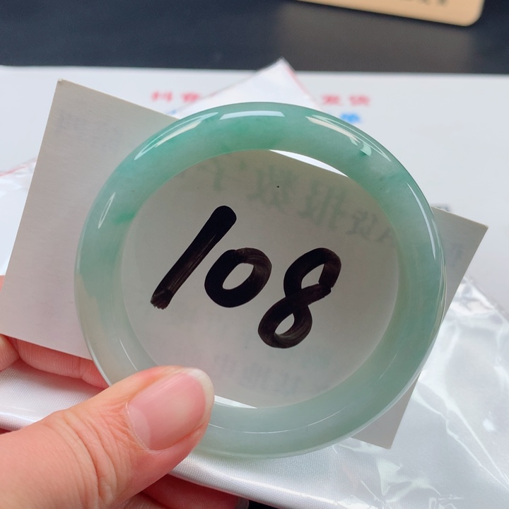 翡翠手镯未镶嵌冰