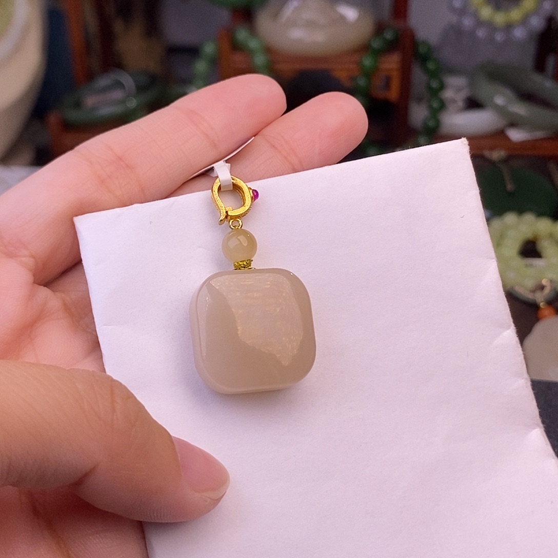 和田玉熟藕粉老料清货价吊坠方糖未镶嵌