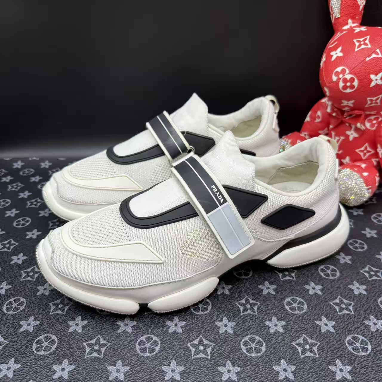 95新 Prada/普拉达 男士白色网面魔术贴运动鞋41欧码 ddm2889