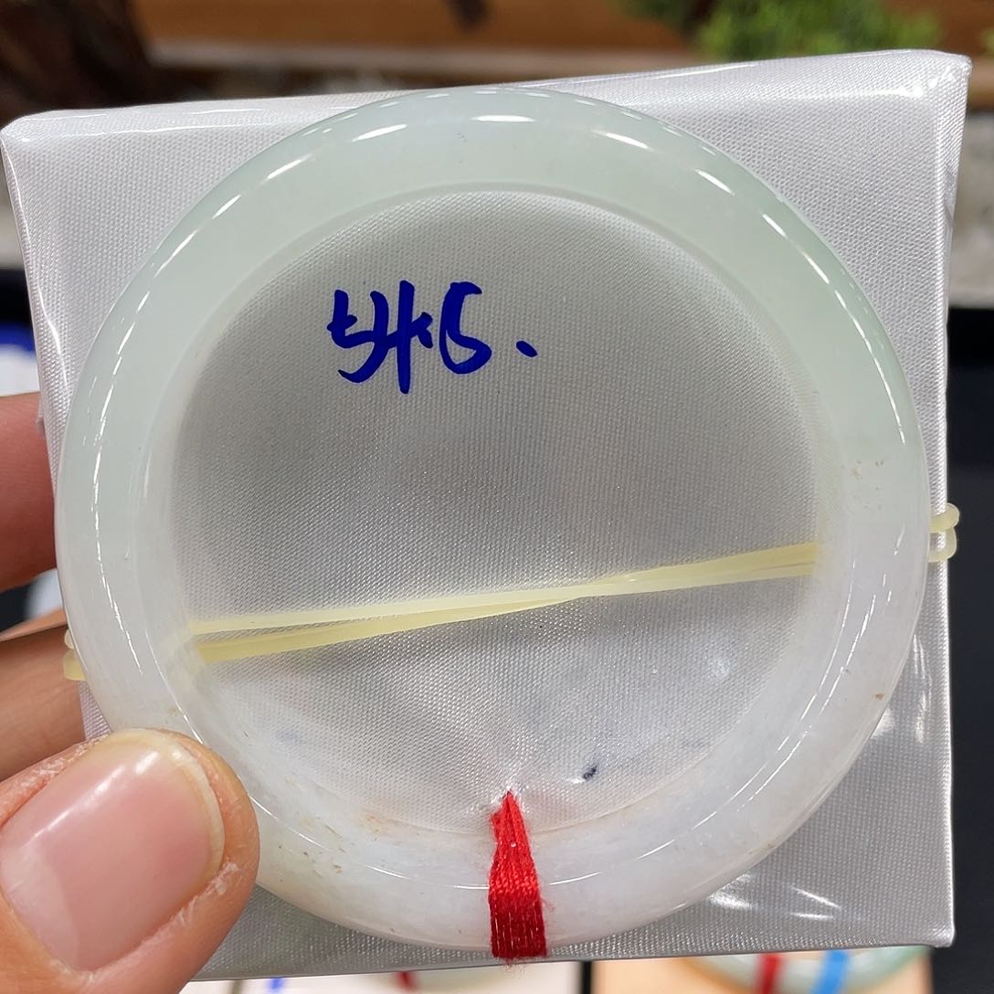 翡翠手镯未镶嵌翡翠