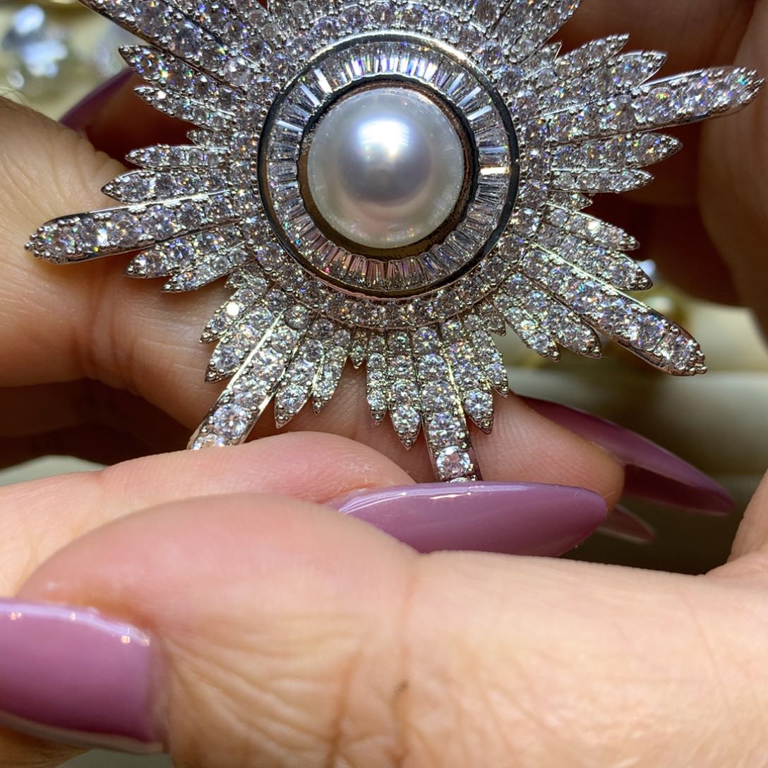 未镶嵌胸饰海水珍珠