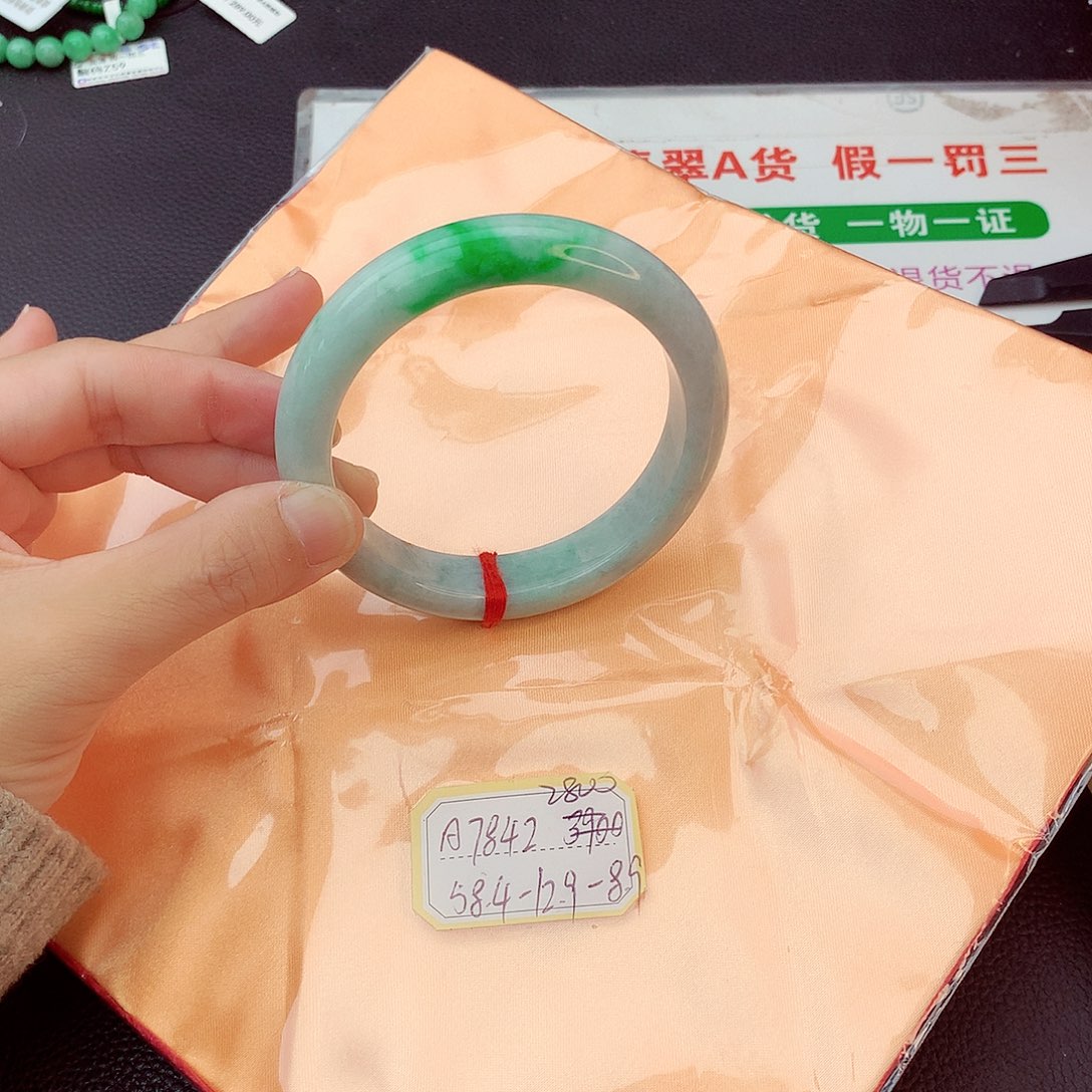 翡翠手镯未镶嵌翡翠