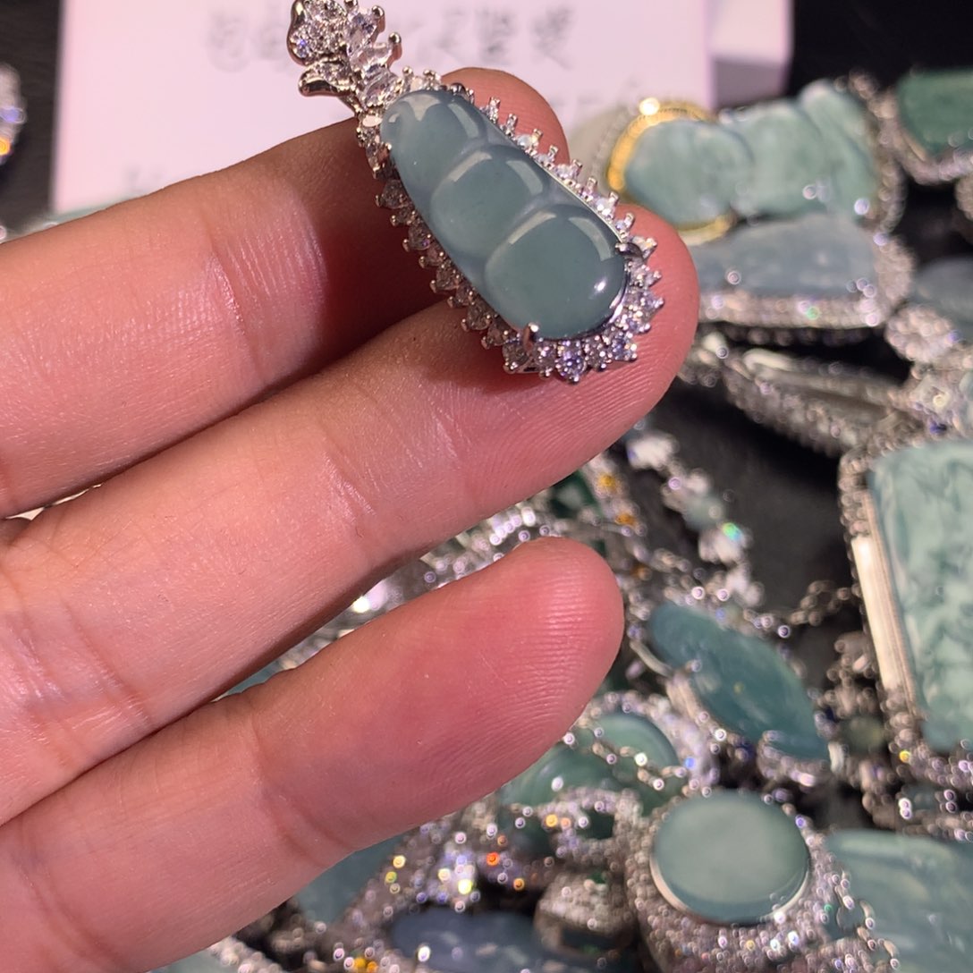 翡翠颈饰未镶嵌福豆