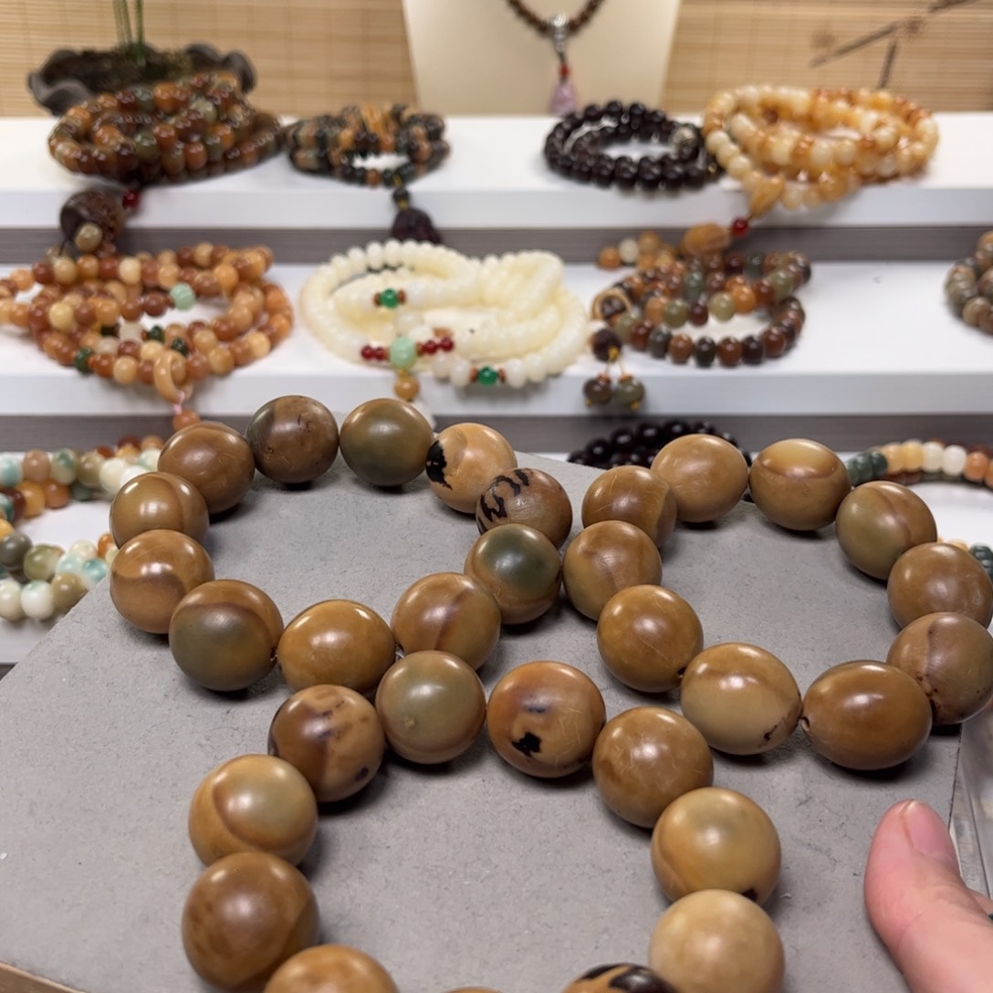 白玉菩提吊坠打磨过炫彩原子手串微瑕一条