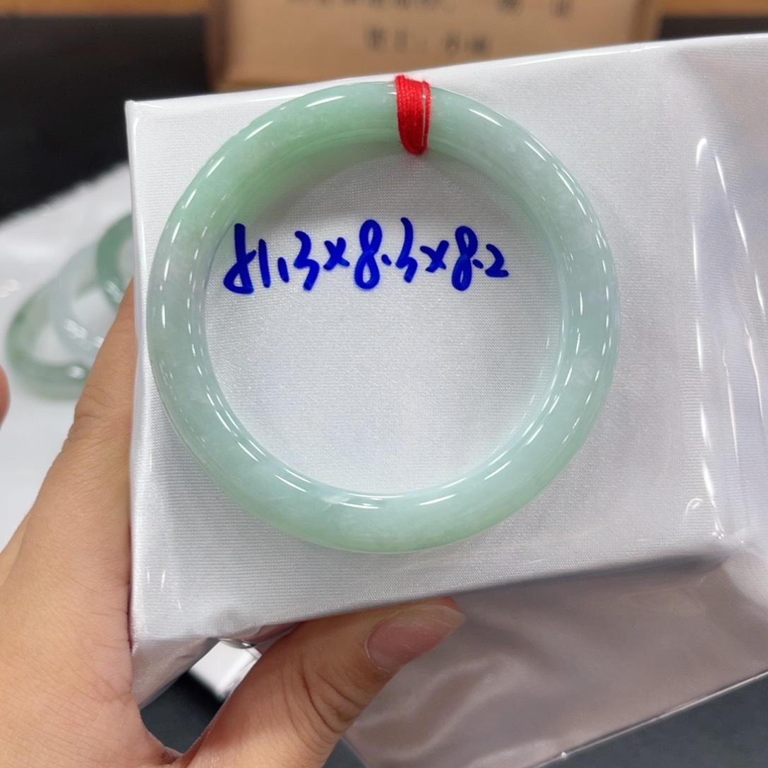 翡翠手镯未镶嵌翡翠