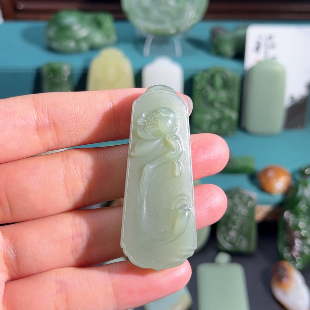 和田玉未镶嵌颈饰粉青莲花牌定制